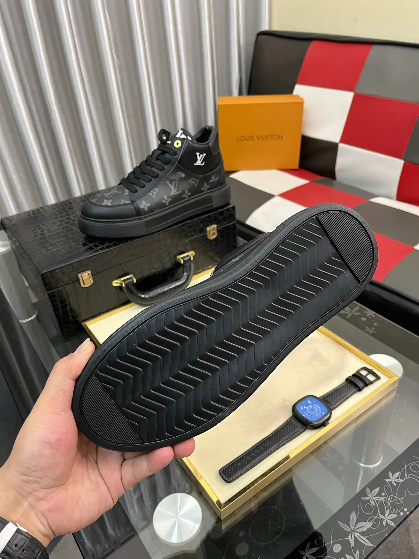 Men's shoes 💰458⌚️⌚️《Louis vuitton/LV Louis Vuitton》original quality.~ Unique modern style sneakers. 🏃A must-have casual shoe for trendy men😍😍 Original brand imported from Italy, imported original leather, cowhide lining (refuses to discolor and grind feet) sole: original sole provided by the original factory, French lazy style design ⚠️Fit to the feet, original quality, super comfortable original sole. Code number: 38-442️⃣Colors available